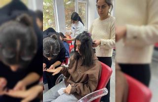 Liseli kızlar özel eğitim öğrencilerinin saç...