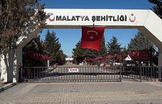 Malatya Şehitliği’nde kabirler rutin olarak temizleniyor