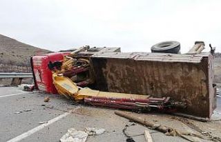 Malatya’da kontrolden çıkan vinç devrildi: 1...