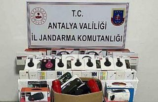 Manavgat’ta işyerinde kaçak eşya ve tütün malzemeleri...