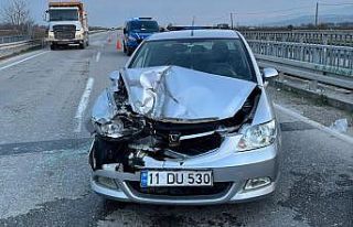 Manisa’da otomobil tıra arkadan çarptı: 4 yaralı