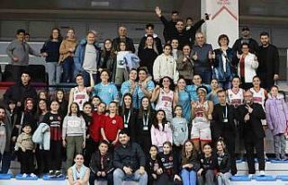 Manisa’nın tek kadın basketbol takımı, evinde...