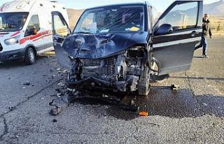 Mardin’de kamyonet ile otomobil çarpıştı: 2...