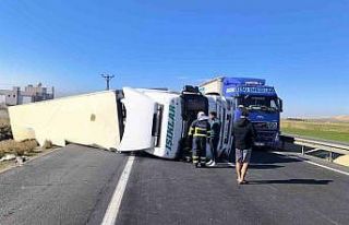 Mardin’de kontrolden çıkan peynir yüklü tır...