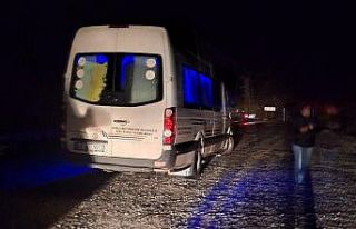 Marmaris’te toprak kayması nedeniyle araçlar yolda...