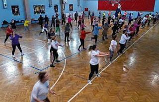 Menemenli kadınlar ücretsiz zumba kursunda buluşuyor