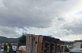 Mermer blok taşıyan Tır’ın dorsesi karayoluna...