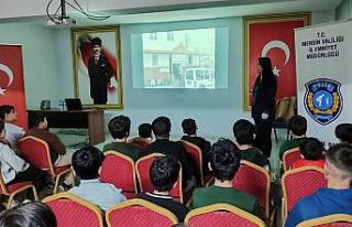 Mersin polisi çocukları bilgilendiriyor
