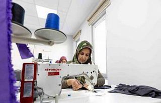 Mersin’de dikiş kursuna katılan kadınlar hem...