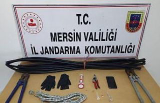 Mersin’de kablo hırsızlığı yaparken yakalanan...