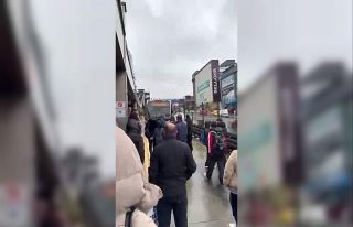 Metrobüsler durağı pas geçince vatandaşlar çileden...