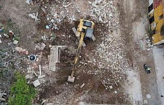 Milas’ta yıkılan binanın molozları arasından...