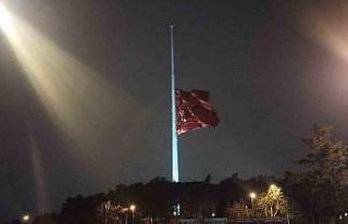 Milli yas ilan edilmesiyle İstanbul’da bayraklar...