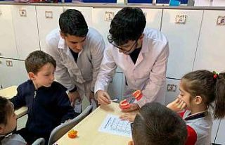 Minik öğrencilerine ağız ve diş sağlığı eğitimi...