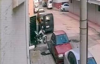 Motosiklet hırsızlığı yapan şahıs kameraya...