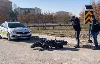 Motosiklet ile hafif ticari araç çarpıştı: 1...