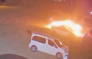 Motosikletli aracı böyle yaktı, o anlar güvenlik...