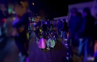 Motosikletlinin yaya geçidinde çarptığı kişi...