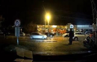 Muğla’da gülümseten yol verme anı araç kamerasına...