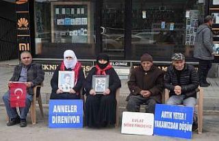 Muş’ta aileler evlat nöbetini sürdürüyor