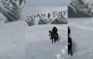 Muş’ta at sırtında ilerleyen VEDAŞ ekipleri...