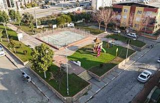 Nazilli Belediyesi’nden parklarda bakım ve ağaç...