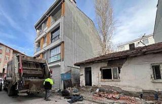 O çöp ev yine temizleniyor