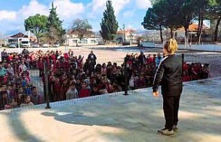 Ödevleri kaldırıp tatilleri uzatan minik bakandan...