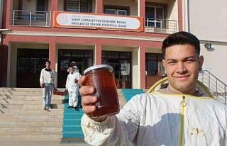 Öğrenciler arılarıyla 500 kilodan fazla bal üretip...