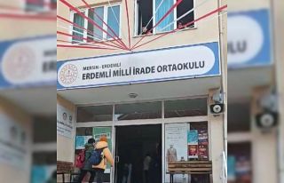 Öğrenciler okulda Ferdi Tayfur şarkısıyla karşılandı