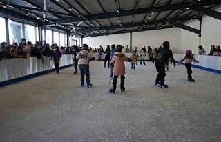 Öğrenciler ücretsiz buz pistine akın etti