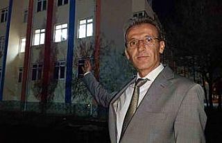 Okulda gönüllü gece eğitimi yapılıyor