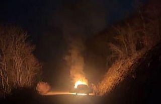 Osmaniye’de seyir halindeki otomobil alev alev yandı