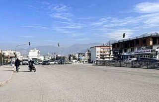 Otomobil, altına aldığı motosiklet sürücüsünü...