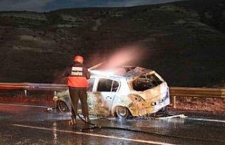 Otomobil ile motosiklet çarpıştı, 2 araç da alev...