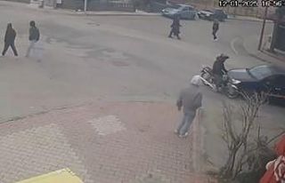 Otomobil ile motosikletin çapıştığı kaza kamerada