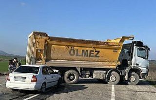 Otomobil kamyonun altına girdi: 1 Yaralı