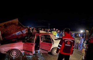 Otomobil park halindeki römorka çarptı: 1 ölü,...