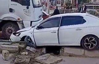 Otomobil refüje çarpıp karşı şeride geçti:...