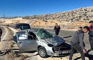 Otomobil refüje çarptı: 1 yaralandı