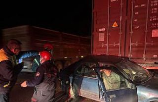 Otomobil, yol kenarındaki tıra çarptı: 2 ağır...