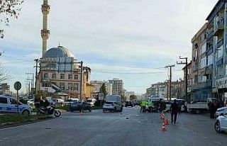 Otomobilin çarptığı motosiklet sürücüsü hayatını...