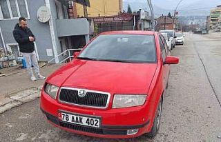 Otomobilin çocuğa çarptığı anlar kamerada