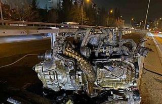 Otomobilin motoru yerinden koptu