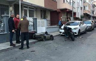 Otomobille motosikletin çarpıştığı kaza araç...