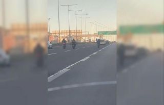 Otoyolda akrobasi hareketleri yaparak trafiği yavaşlattılar,...