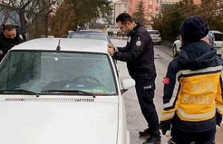 Öyle derin uyumuş ki polis sallayarak uyandırdı