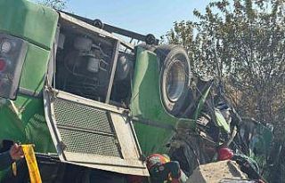 Pakistan’da yolcu otobüsü devrildi: 6 ölü, 26...