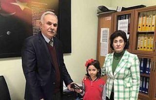 Para dolu cüzdan bulan ilkokul öğrencisinden takdir...