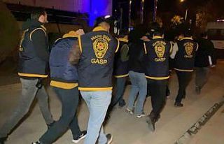 Para karşılığında silahlı saldırı yapan 3...